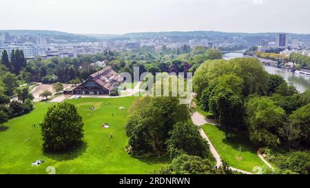 Vue aérienne sur l'île Saint-Germain avec parc et Issy-lesMoulineaux.Seine et Boulogne-Billancourt à droite. Relaxine pour les gens et les enfants Banque D'Images