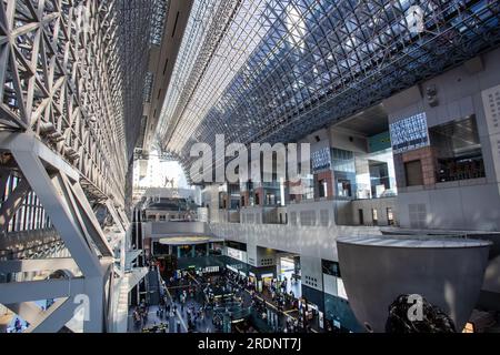 03-28-2015 Kyoto, Japon. Intérieur de la célèbre gare futuriste de Kyoto. Vue en haut anglew et les gens (passagers) ci-dessous. Stands ou informations p Banque D'Images