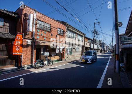 03-28-2015 Kyoto Japon Vieux quartier résidentiel à Kyoto dans la partie est-sud avec une petite voiture typique sur la route un certain magasin Banque D'Images