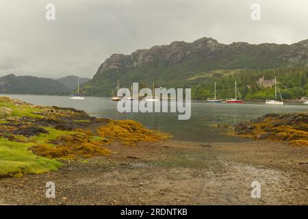Port de Plockton. .Plockton (am Ploc en gaélique) est un petit village dans la région de Lochalsh dans les Highlands écossais sur les rives du Loch Carron. Banque D'Images