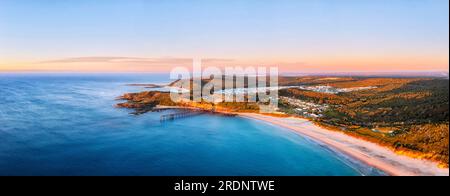 Panorama aérien panoramique de la plage Middle Camp de la baie de Cathrenie Hill avec jetée historique au lever du soleil. Banque D'Images