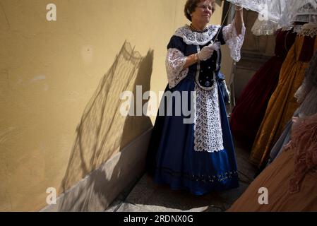 Gdansk, Pologne. 22 juillet 2023. Un participant vêtu d'un costume traditionnel des citadins prend part au défilé. Ouverture de la Foire Saint Dominique, tradition qui remonte à 1260, lorsque le pape Alexandre IV autorisa les Dominicains de Gdansk à accorder de bonnes indulgences le jour de la fête de leur fondateur. La foire a lieu chaque année et elle devient un festival important pour la ville de Gdansk. Cette année, la foire a été traditionnellement ouverte par les autorités de la ville et un défilé a traversé les rues de Gdansk. Crédit : SIPA USA/Alamy Live News Banque D'Images