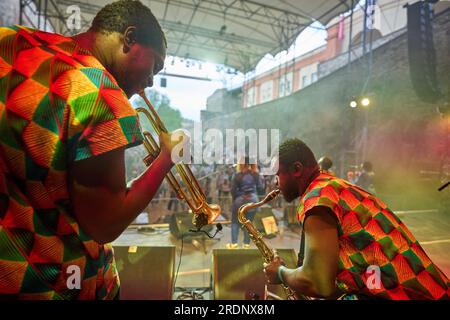 Koblenz, Allemagne. 22 juillet 2023. Le groupe ghanéen 'Alogte OHO & The Sounds of Joy' se produira dans les murs de la forteresse d'Ehrenbreitstein au festival de musique du monde 'Horizonte'. Le festival présente des variétés modernes de musiques du monde de tous les continents. Crédit : Thomas Frey/dpa/Alamy Live News Banque D'Images