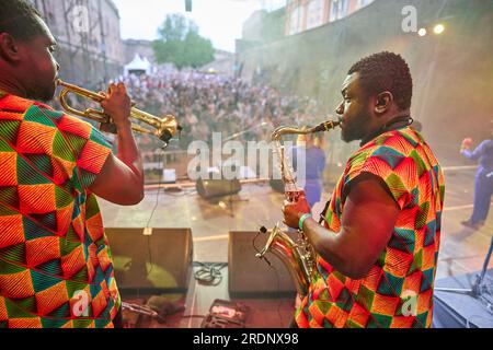 Koblenz, Allemagne. 22 juillet 2023. Le groupe ghanéen 'Alogte OHO & The Sounds of Joy' se produira dans les murs de la forteresse d'Ehrenbreitstein au festival de musique du monde 'Horizonte'. Le festival présente des variétés modernes de musiques du monde de tous les continents. Crédit : Thomas Frey/dpa/Alamy Live News Banque D'Images