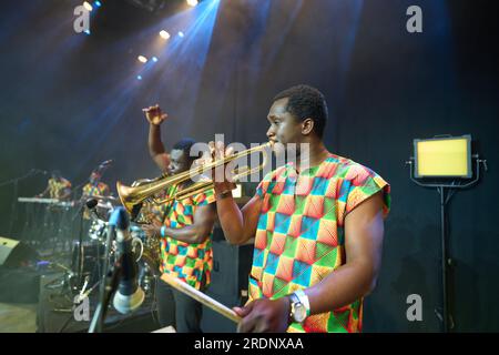 Koblenz, Allemagne. 22 juillet 2023. Le groupe ghanéen 'Alogte OHO & The Sounds of Joy' se produira dans les murs de la forteresse d'Ehrenbreitstein au festival de musique du monde 'Horizonte'. Le festival présente des variétés modernes de musiques du monde de tous les continents. Crédit : Thomas Frey/dpa/Alamy Live News Banque D'Images