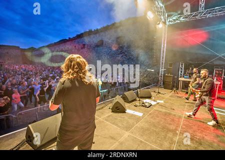 Koblenz, Allemagne. 22 juillet 2023. Le groupe italien de gipsy-punk 'Giufa' joue dans les murs de la forteresse d'Ehrenbreitstein au festival de musique du monde 'Horizonte'. Le festival présente des variétés modernes de musiques du monde de tous les continents. Crédit : Thomas Frey/dpa/Alamy Live News Banque D'Images