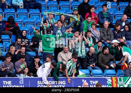 Chesterfield, Royaume-Uni. 22 juillet 2023. Fans du Real Betis lors du match amical de pré-saison Real Betis vs Middlesbrough au SMH Group Stadiumact Stadium, Chesterfield, Royaume-Uni, le 22 juillet 2023 (photo Ryan Crockett/News Images) à Chesterfield, Royaume-Uni le 7/22/2023. (Photo de Ryan Crockett/News Images/Sipa USA) crédit : SIPA USA/Alamy Live News Banque D'Images