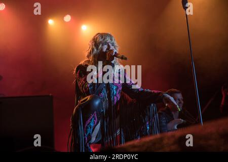 Berlin, Allemagne. 22 juillet 2023. Le 22 juillet 2023, le Christopher Street Day (CSD) de Berlin, également connu sous le nom de Berlin Pride, a culminé avec une performance mémorable du groupe de rock allemand Tokio Hotel à la porte historique de Brandebourg. L’événement annuel, qui défend les droits LGBTQ et préserve les espaces queer, a vu des milliers de participants marcher dans les rues de la ville dans un vibrant signe de solidarité. Crédit : SIPA USA/Alamy Live News Banque D'Images