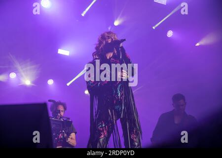Berlin, Allemagne. 22 juillet 2023. Le 22 juillet 2023, le Christopher Street Day (CSD) de Berlin, également connu sous le nom de Berlin Pride, a culminé avec une performance mémorable du groupe de rock allemand Tokio Hotel à la porte historique de Brandebourg. L’événement annuel, qui défend les droits LGBTQ et préserve les espaces queer, a vu des milliers de participants marcher dans les rues de la ville dans un vibrant signe de solidarité. Crédit : SIPA USA/Alamy Live News Banque D'Images