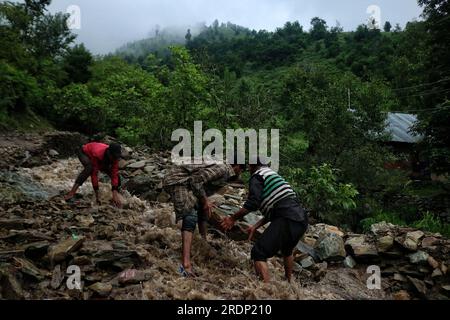 22 juillet 2023, Srinagar Cachemire, Inde : les gens enlèvent des pierres pour dégager la voie après les crues soudaines dans la région de Faqir Gujri, à la périphérie de Srinagar. Les habitants ont affirmé que plusieurs maisons avaient développé des fissures et que les champs de maïs avaient été endommagés, mais aucune victime n'a été signalée. Des pluies abondantes et continues ont frappé diverses régions du Jammu-et-Cachemire, provoquant de multiples glissements de terrain dans les zones vallonnées et entraînant la fermeture de la route nationale Jammu-Srinagar. Le 22 juin 2023 à Srinagar Cachemire, Inde. (Image de crédit : © Firdous Nazir/eyepix via ZUMA Press Wire) USAGE ÉDITORIAL SEULEMENT! Banque D'Images