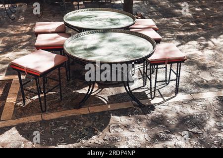 Tables et chaises dans un café en plein air, ton Bosnia Vintage Banque D'Images