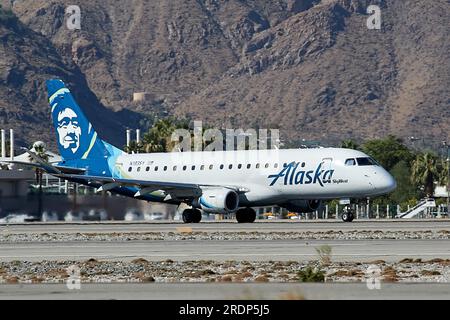 Palm Springs, Californie, États-Unis. 10 juillet 2022. Un vol passager d'Alaska Airlines atterrissant à l'aéroport de Palm Springs. (Image de crédit : © Ian L. Sitren/ZUMA Press Wire) USAGE ÉDITORIAL SEULEMENT! Non destiné à UN USAGE commercial ! Banque D'Images