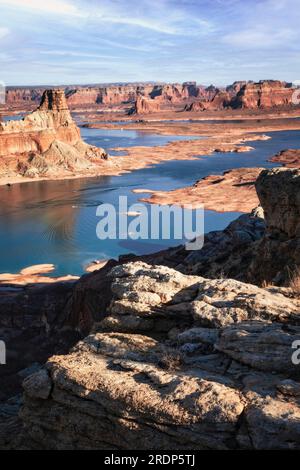 Alstrom point surplombe la baie Gunsight du lac Powell dans la zone récréative nationale de Glen Canyon, dans l'Utah. Banque D'Images