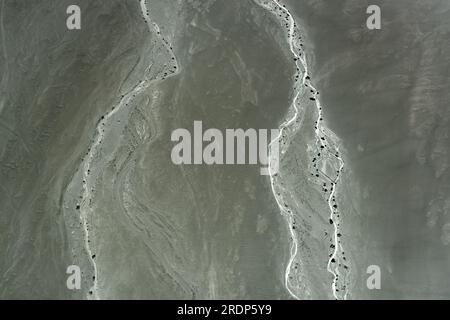 Vue aérienne du désert de Nazca près des lignes de Nazca avec lit de rivière sec et rivières pendant un vol, Pérou. Banque D'Images