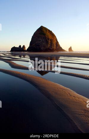 Haystack Rock et piscines à marée à Cannon Beach, OREGON Banque D'Images