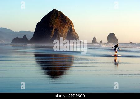 Haystock Rock et Skim Boarder à Cannon Beach, OREGON Banque D'Images