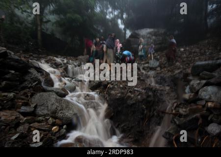 Srinagar, Inde. 22 juillet 2023. Les habitants du Cachemire empilent des rochers et des rochers pour empêcher les eaux de crue d'entrer dans leur champ après un nuage à la périphérie de Srinagar, Cachemire contrôlé par les Indiens, samedi 22 juillet 2023. Des crues soudaines et des nuages dans le Cachemire indien ont endommagé les cultures et coupé les routes. Aucune victime n'a été signalée (photo de Mubashir Hassan/Pacific Press) crédit : Pacific Press Media production Corp./Alamy Live News Banque D'Images