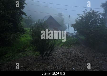 Srinagar, Inde. 22 juillet 2023. Les habitants non représentés inspectent les dommages causés aux cultures après un nuage à la périphérie de Srinagar, dans le Cachemire contrôlé par les Indiens, samedi 22 juillet 2023. Des crues soudaines et des nuages dans le Cachemire indien ont endommagé les cultures et coupé les routes. Aucune victime n ' a été signalée. (Photo de Mubashir Hassan/Pacific Press) crédit : Pacific Press Media production Corp./Alamy Live News Banque D'Images