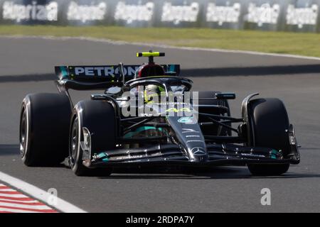 Mogyorod. 22 juillet 2023. Le pilote britannique de Mercedes Lewis Hamilton participe à la séance de qualification du Grand Prix de Hongrie de Formule 1 2023 à Hungaroring à Mogyorod près de Budapest, en Hongrie, le 22 juillet 2023. Crédit : Attila Volgyi/Xinhua/Alamy Live News Banque D'Images