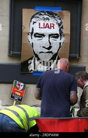 Londres, Royaume-Uni. 22 juillet 2023. Un grand portrait de Sadiq Khan avec « menteur » écrit sur son front est collé au mur à l'extérieur de la BBC. Les manifestants s'unissent pour faire comprendre au maire de Londres Sadiq Khan que lui et l'extension de la zone à ultra-faibles émissions (ULEZ) existante à Londres ne sont pas désirés. Le maire Khan étend la zone en août 2023 en vue d'améliorer la qualité de l'air du Grand Londres. Crédit : SOPA Images Limited/Alamy Live News Banque D'Images