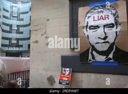 Londres, Royaume-Uni. 22 juillet 2023. Un grand portrait de Sadiq Khan avec « menteur » écrit sur son front est collé au mur à l'extérieur de la BBC. Les manifestants s'unissent pour faire comprendre au maire de Londres Sadiq Khan que lui et l'extension de la zone à ultra-faibles émissions (ULEZ) existante à Londres ne sont pas désirés. Le maire Khan étend la zone en août 2023 en vue d'améliorer la qualité de l'air du Grand Londres. Crédit : SOPA Images Limited/Alamy Live News Banque D'Images