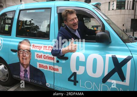 Londres, Royaume-Uni. 22 juillet 2023. Richard Tice, chef du Parti réformiste, donne un coup de pouce dans un taxi londonien peint en bleu réformiste devant la BBC. Le candidat à la mairie du Parti réformiste, Howard Cox, promet de mettre fin à tout le programme ULEZ s'il est élu. Les manifestants s'unissent pour faire comprendre au maire de Londres Sadiq Khan que lui et l'extension de la zone à ultra-faibles émissions (ULEZ) existante à Londres ne sont pas désirés. Le maire Khan étend la zone en août 2023 en vue d'améliorer la qualité de l'air du Grand Londres. Crédit : SOPA Images Limited/Alamy Live News Banque D'Images