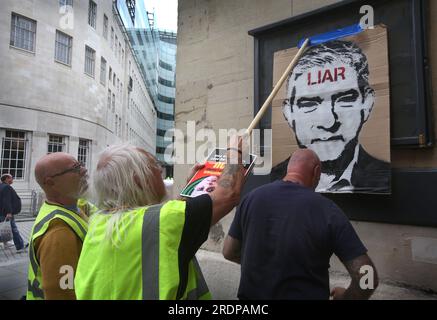 Londres, Royaume-Uni. 22 juillet 2023. Un grand portrait de Sadiq Khan avec « menteur » écrit sur son front est collé au mur à l'extérieur de la BBC. Les manifestants s'unissent pour faire comprendre au maire de Londres Sadiq Khan que lui et l'extension de la zone à ultra-faibles émissions (ULEZ) existante à Londres ne sont pas désirés. Le maire Khan étend la zone en août 2023 en vue d'améliorer la qualité de l'air du Grand Londres. Crédit : SOPA Images Limited/Alamy Live News Banque D'Images