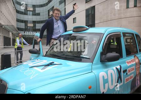 Richard Tice, chef du Parti de la réforme, rejoint les manifestants contre l'ULEZ à l'extérieur de la BBC les manifestants se réunissent pour faire comprendre au maire de Londres Sidiq Khan que lui et l'extension de la zone à ultra-faibles émissions (ULEZ) existante à Londres sont indésirables. Les manifestants s'unissent pour faire comprendre au maire de Londres Sadiq Khan que lui et l'extension de la zone à ultra-faibles émissions (ULEZ) existante à Londres ne sont pas désirés. Le maire Khan étend la zone en août 2023 en vue d'améliorer la qualité de l'air du Grand Londres. Banque D'Images