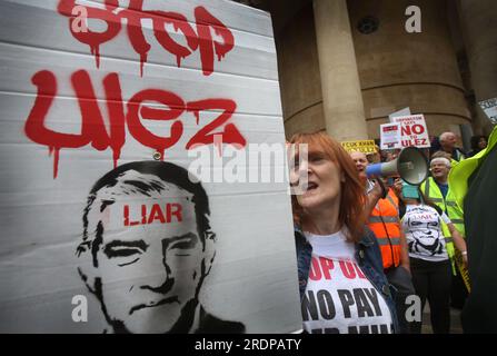 Londres, Royaume-Uni. 22 juillet 2023. Un manifestant brandit un signe anti- Sadiq Khan, exigeant qu'il arrête ULEZ devant la BBC. Les manifestants s'unissent pour faire comprendre au maire de Londres Sadiq Khan que lui et l'extension de la zone à ultra-faibles émissions (ULEZ) existante à Londres ne sont pas désirés. Le maire Khan étend la zone en août 2023 en vue d'améliorer la qualité de l'air du Grand Londres. (Photo Martin Pope/SOPA Images/Sipa USA) crédit : SIPA USA/Alamy Live News Banque D'Images