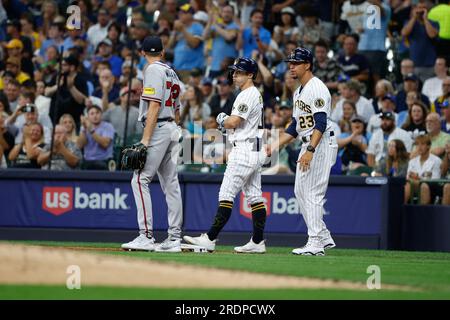 Milwaukee, Wisconsin, États-Unis. Milwaukee, WISCONSIN, États-Unis. 22 juillet 2023. Le joueur de terrain droit des Brewers de Milwaukee, Sal Frelick (10), est le premier tandis que le lanceur débutant des Braves d’Atlanta Allan Winans (72) regarde pendant le match entre les Brewers de Milwaukee et les Braves d’Atlanta à l’American Family Field à Milwaukee, WI. Darren Lee/CSM/Alamy Live News crédit : CAL Sport Media/Alamy Live News Banque D'Images
