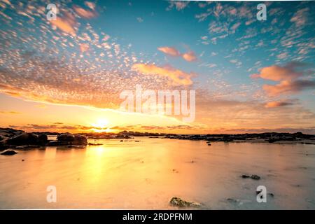 Coucher de soleil sur la plage à Maurice. ces magnifiques couchers de soleil sur de telles plages de rêve ne peuvent être trouvés qu'ici Banque D'Images