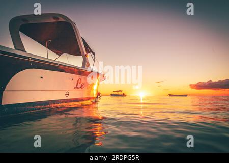 Coucher de soleil sur la plage à Maurice. ces magnifiques couchers de soleil sur de telles plages de rêve ne peuvent être trouvés qu'ici Banque D'Images