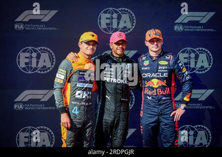 Budapest, Hongrie. 22 juillet 2023. (De L) McLaren F1 Teamís pilote britannique Lando Norris, Mercedes AMG Petronas F1 Teamís pilote britannique Lewis Hamilton, Oracle Red Bull Racingís pilote néerlandais Max Verstappen posent pour des photos après la séance de qualification du Grand Prix de F1 hongrois au Hungaroring, près de Budapest. Crédit : SOPA Images Limited/Alamy Live News Banque D'Images