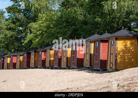 Longue ligne de vestiaires de plage ou cabanes de plage ou cabines de plage par une journée ensoleillée d'été sur la plage de l'île de Pihlajasaari à Helsinki, Finlande Banque D'Images