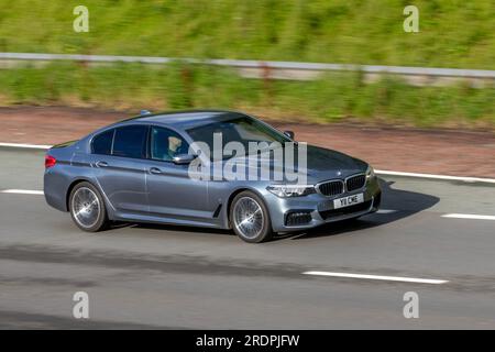 2018 BMW 530E M Sport Auto eDrive 12Kwh PHEV 292 109Ch / 80Kw Auto Start / Stop Blue car Berline hybride électrique 1998 cc ; se déplaçant à grande vitesse sur l'autoroute M6 dans le Grand Manchester, Royaume-Uni Banque D'Images