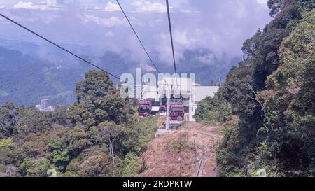 Pahang, Malaisie, 23 juillet 2023 - foyer sélectif de la vue à l'intérieur du célèbre téléphérique Genting Highlands. Le téléphérique Genting Highland attire les touristes Banque D'Images