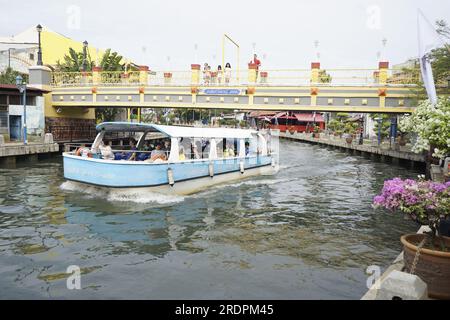 Croisière sur la rivière Melaka passant sous le pont Jambatan Kampung Jawa à Melaka Banque D'Images