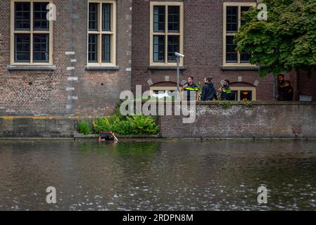 Den Haag, Hollande du Sud, pays-Bas. 22 juillet 2023. Des militants pour le climat sont arrêtés pour avoir manifesté devant les bureaux du gouvernement néerlandais. Les militants du climat avec extinction Rebellion ont démontré précisément à 6 heures (UTC 2) le déplacement de ''Climate Clock'' de six ans à cinq ans. Cette manifestation était l'une des 26 qui ont eu lieu dans le monde entier. (Image de crédit : © James Petermeier/ZUMA Press Wire) USAGE ÉDITORIAL SEULEMENT! Non destiné à UN USAGE commercial ! Banque D'Images