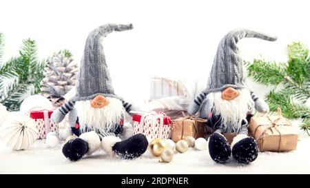 Composition de Noël avec gnomes et décorations festives sur fond blanc. Carte de voeux de Noël ou de nouvel an. Banque D'Images