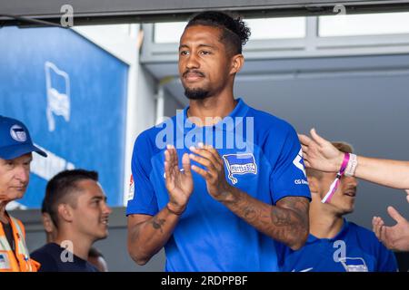 Berlin, Allemagne. 22 juillet 2023. Football : 2. Bundesliga, Hertha BSC, cérémonie d'ouverture de la saison, Olympiagelände. Jeremy Dudziak de Hertha BSC applaudit. Crédit : Andreas Gora/dpa/Alamy Live News Banque D'Images