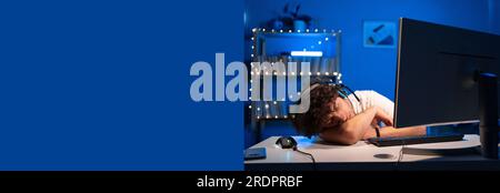 Arabe épuisé jeune homme dans des écouteurs dormant tout en jouant à un jeu vidéo sur l'ordinateur à la maison dans la lumière bleue néon. Bannière. Banque D'Images