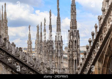 MILAN, ITALIE - 17 MAI 2018 : ce sont les flèches de la cathédrale de la Nativité de la Vierge Marie (Duomo) - un fragment du gothique italien. Banque D'Images