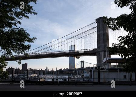 Paysage urbain de Brooklyn Bridge Park, un parc situé du côté Brooklyn de l'East River à New York Banque D'Images