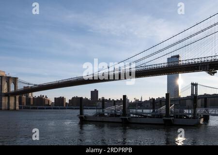 Paysage urbain de Brooklyn Bridge Park, un parc situé du côté Brooklyn de l'East River à New York Banque D'Images