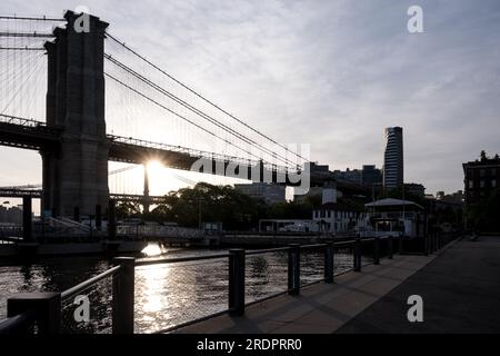 Paysage urbain de Brooklyn Bridge Park, un parc situé du côté Brooklyn de l'East River à New York Banque D'Images