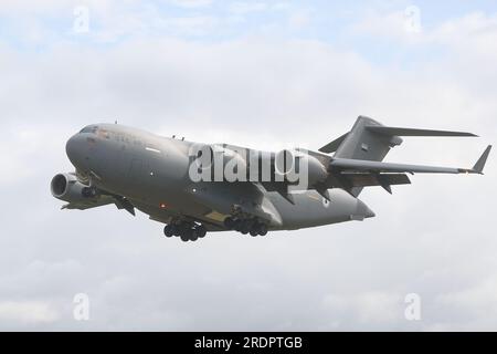 Fairford, Royaume-Uni. 12 juillet 2023. Les Émirats arabes Unis ont envoyé un Boeing C-17a Globemaster pour le riat 2023 Air Show. Banque D'Images