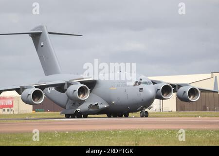 Fairford, Royaume-Uni. 12 juillet 2023. Les Émirats arabes Unis ont envoyé un Boeing C-17a Globemaster pour le riat 2023 Air Show. Banque D'Images