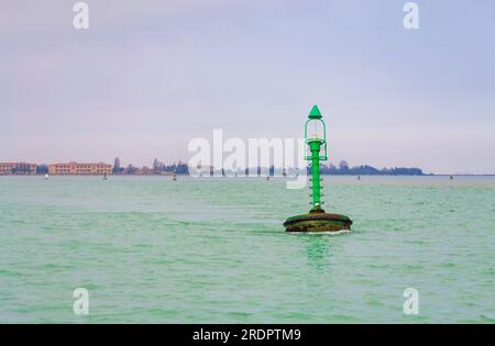 Venise bouée et lumière de navigation dans la lagune au petit matin d'hiver, Italie, 8 février 2015 Banque D'Images