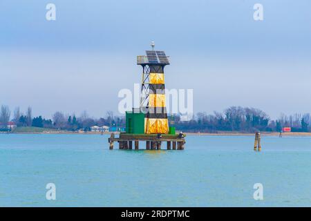 Venise bouée et lumière de navigation dans la lagune au petit matin d'hiver, Italie, 8 février 2015 Banque D'Images