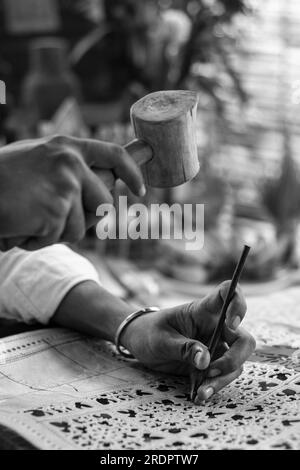 artiste artisanal qui fait de l'art traditionnel de la sculpture en cuir de buffle en indonésie Banque D'Images